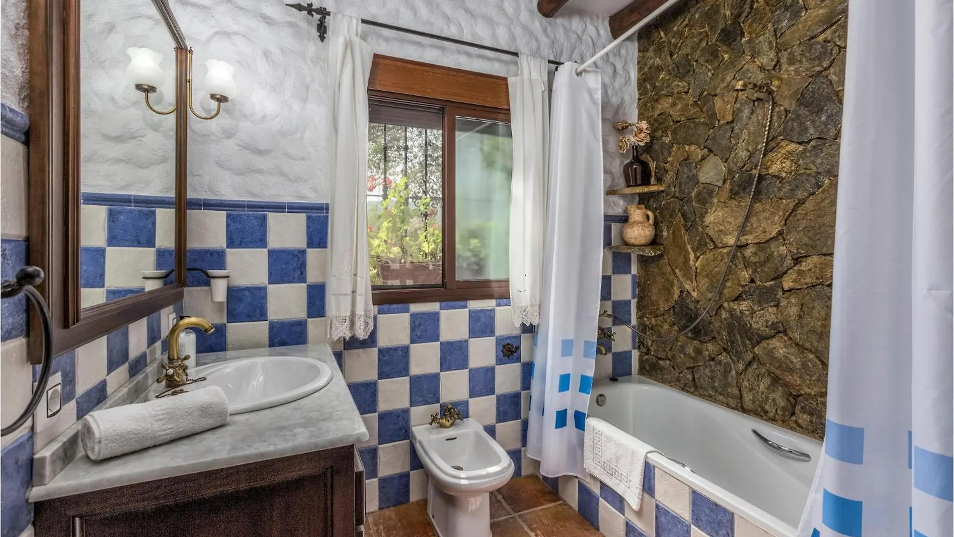 Cozy Home In Algatocin With Kitchenette