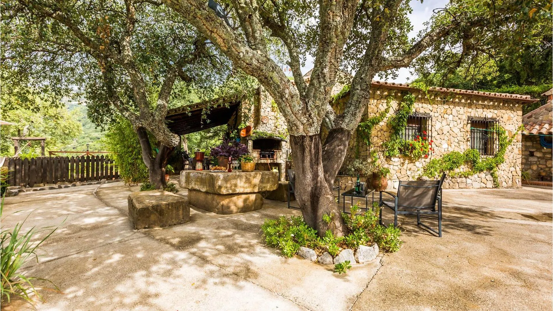 Cozy Home In Algatocin With Kitchenette